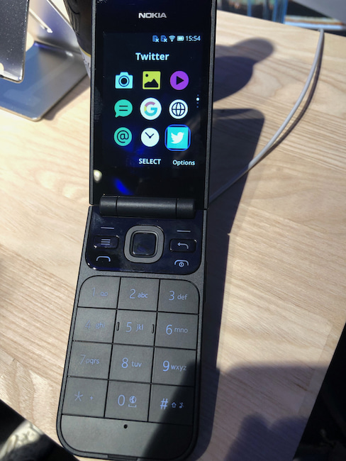 Auf dem Nokia 2720 (und 800 Tough) luft KaiOS, man kann also Programme wie WhatsApp oder Twitter und andere nachladen.