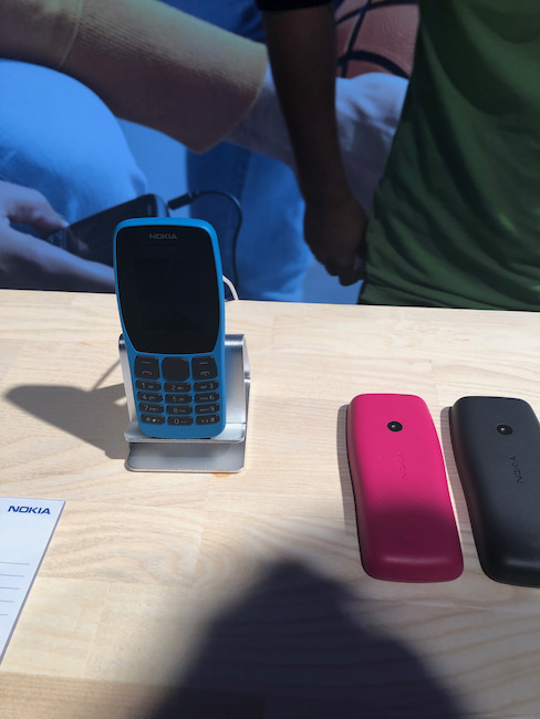 Das Nokia 110 ist in meerblau, rosa oder schwarz lieferbar.