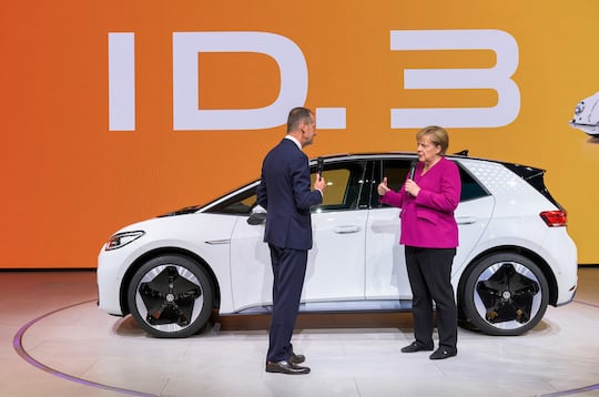 Bundeskanzlerin Merkel auf der IAA bei Volkswagen