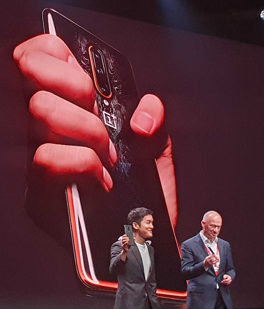 OnePlus-Grnder Pete Lau (l.) und Mike Flewitt, CEO von McLaren Automotive, prsentieren die OnePlus 7T Pro McLaren Edition