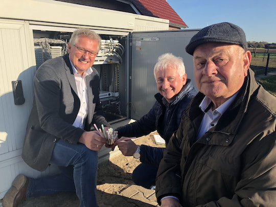 Freuen sich ber den Breitbandausbau in Esterwegen (v.l.n.r.): EWE-Kommunalbetreuer Gerd Nieman und die Brgermeister Christoph Hntelmann (Nordhmmling) und Hermann Willenborg (Esterwegen)