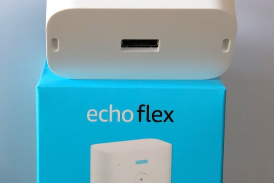 Mit der USB-Buchse des Echo Flex kann man auch das Smartphone aufladen