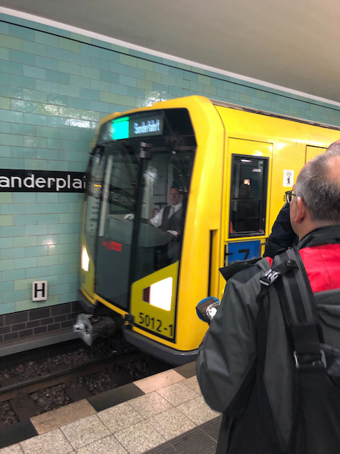 Fr die Journalisten wurde ein U-Bahn-Sonderzug "eingetaktet", um die Netzversorgung auf der U-Bahn-Linie 8 testen zu knnen.