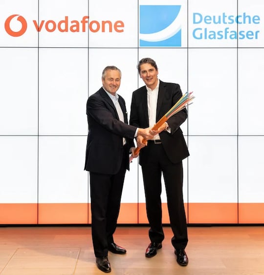 Vodafone-Deutschland-CEO Hannes Ametsreiter und Deutsche-Glasfaser-CEO Uwe Nickl