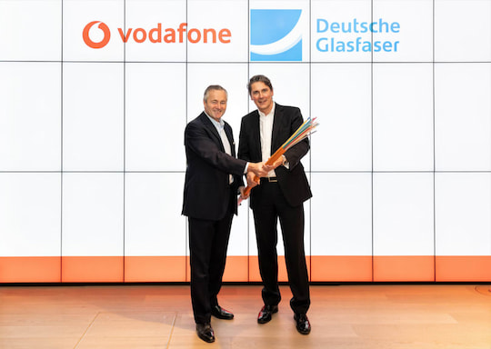 Hannes Ametsreiter, CEO von Vodafone (links) und Uwe Nickl, CEO der Deutschen Glasfaser (rechts), haben eine Kooperation bekannt gegeben