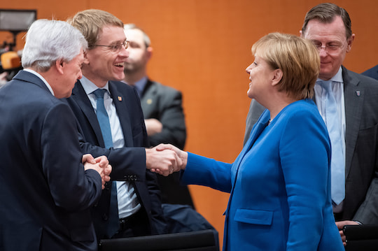 Ministerprsidentenkonferenz in Berlin: Bundeskanzlerin Angela Merkel begrt mehrere Ministerprsidenten