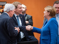 Ministerprsidentenkonferenz in Berlin: Bundeskanzlerin Angela Merkel begrt mehrere Ministerprsidenten