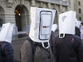 Proteste in Bern mit Papiertten auf dem Kopf, auf denen Mobiltelefone abgebildet sind, um whrend der Nationalratssitzung vor dem Ausbau des Mobilfunknetzes auf den 5G Standard zu warnen 
