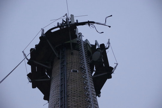 Ein Schornstein dient als Antennentrger. Die offenliegenden Kabelenden weisen gut sichtbar auf Bauarbeiten hin