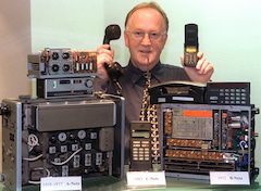 Mobilfunktechnologie von links A-Netz, C-Netz, B-Netz, in der Hand ein GSM-Handy (von Motorola)