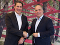 Uwe Nickl, CEO von Deutsche Glasfaser (l.), und Dirk Wssner, Vorstand Telekom Deutschland, besiegeln die neue Kooperation fr das Ausbauprojekt in Ldinghausen