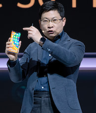 Huawei wrde doch Google-Dienste weiter nutzen wollen (im Bild: Huawei-Manager Richard Yu mit einem Mate 30 Pro)