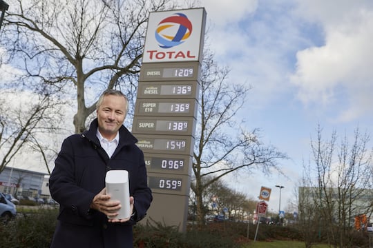 Vodafone CEO Hannes Ametsreiter weiht die erste 5G-Tankstelle ein