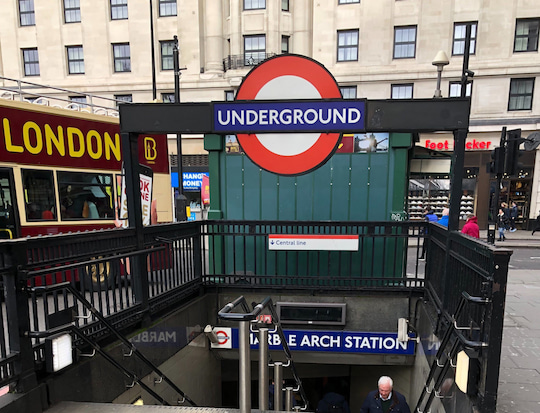 Der Eingang zur Londoner U-Bahn: Mobiles Bezahlen ist mglich, mobiles Telefonieren oder Surfen aber nicht