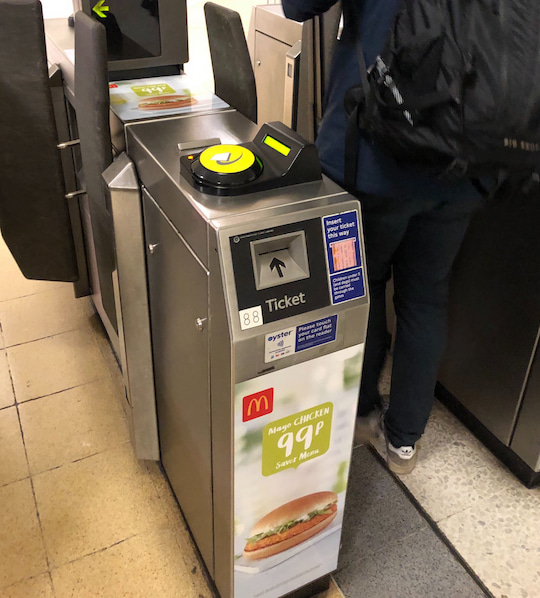 Kontaktloses Bezahlen mit Karte, NFC-Handy oder Uhr (z.B. Apple-Watch) in der U-Bahn (und in den Bussen) ist Standard: Ticket nicht mehr notwendig