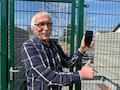 Ortsbrgermeister Ulrich Schneider freut sich in Vielbach (Westerwald) ber den neuen LTE-Mobilfunkmast der Telekom, der in Rekordzeit gebaut und eingeschaltet wurde.