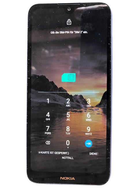 Das Nokia 1.3 nimmt auf Wunsch zwei Nano-SIM-Karten und eine Micro-SD-Speicherkarte gleichzeitig auf