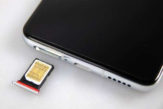 Der Kartenslot bietet Platz fr zwei Nano-SIM-Karten oder eine Nano-SIM- und eine Nano-Memory-Karte