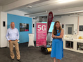 Uwe Horn, Director Pre-Sales Industry Connect bei Ericsson (links) und Antje Williams Senior Vice President 5G Campus Networks der Telekom (rechts) stellen 5G-SA vor.