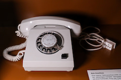 Ein Telefonapparat mit Whlscheibe und "Erdtaste" vom VEB RFT der ehemaligen "Deutschen Post", in der damaligen DDR ein echtes Luxus-Objekt