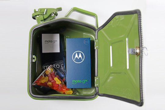 Motorola Moto G 5G Plus umgeben von Ducati-Naschwerk und Signature-Socken