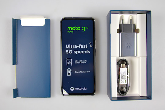 Motorola Moto G 5G Plus neben Netzteil und USB-C-Kabel