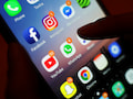 Die Verbraucherzentrale Sachsen warnt vor Fake Accounts auf Social-Media-Plattformen