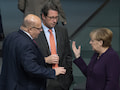 Haben gemeinsam einen Gesetzesentwurf vorgestellt: Wirtschaftsminister Altmeier, Digitalminister Scheuer (hier im Gesprch mit Kanzlerin Merkel)
