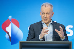 Swisscom-Chef Urs Schaeppi erhht die Preise fr verschiedene Tarife, nicht immer gibt es mehr Inhalt fr mehr Geld 