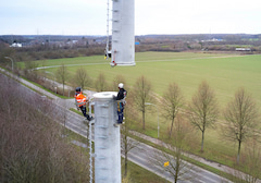 So langsam kommt der Netzausbau in Nordrhein-Westfalen voran - das Bild zeigt die Montage eines Mobilfunkmastes von Vodafone.