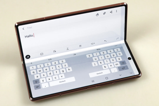 Display im rechten Winkel geknickt und Split-Tastatur