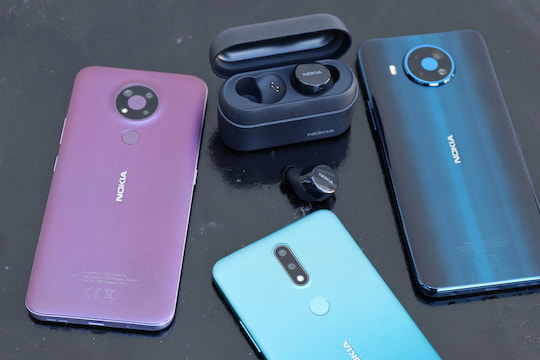 Auf einen Blick: Nokia 2.4 (l.), Nokia 3.4, Nokia 8.3 5G (r.) und die Power Earbuds Lite