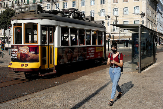 Die Straenbahn ist ein Wahrzeichen von Lisboa (Lissabon), der Hauptstadt von Portugal.