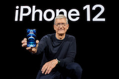 Apple-Chef Tim Cook prsentiert stolz das neue Modell iPhone 12