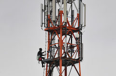 Im Bild: Ein Techniker klettert an einem Funkmast, der fr 4G und 5G zustndig ist