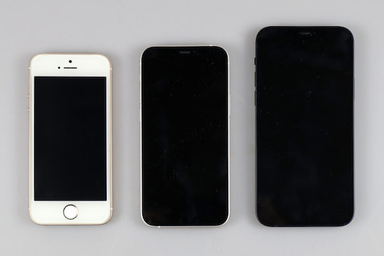Grenvergleich: iPhone SE, iPhone 12 mini und iPhone 12