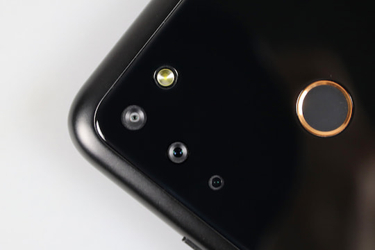 Blick auf die Triple-Kamera und den Fingerabdrucksensor