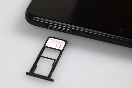 Der Slot bietet Platz fr zwei Nano-SIM-Karten und eine Micro-SD-Karte