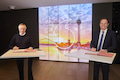 Vodafone Deutschland Chef Dr. Hannes Ametsreiter (links) und Dsseldorfs OB Dr. Stephan Keller (rechts) bei der Unterzeichnung