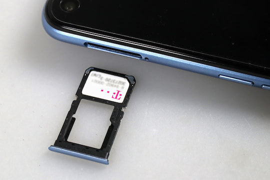 Hybrid-Slot: Zwei Nanon-SIMs oder eine Nano-SIM und eine MicroSD-Karte