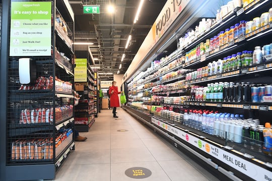 Sensoren im Boden des ersten Amazon-Fresh-Supermarkts in London