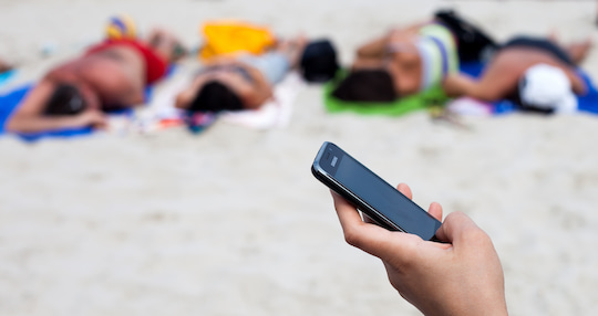 Mobiles Telefonieren im Urlaub am Stand. Momentan eher seltener mglich