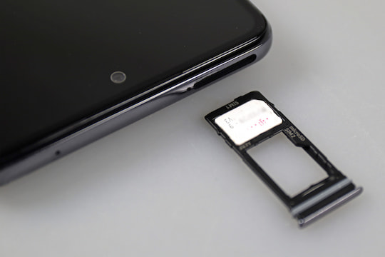 Karten-Optionen: Zwei Nano-SIM oder eine Nano-SIM und eine microSD-Karte