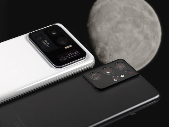 Xiaomi Mi 11 Ultra (l.) und Samsung Galaxy S21 Ultra: Mond-Aufnahmen im Vergleich
