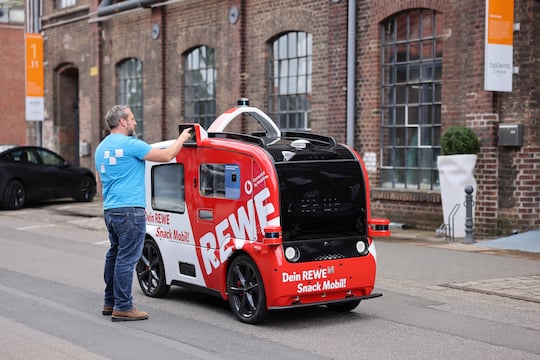 Autonom fahrendes Snackmobil von Rewe und Vodafone in Kln