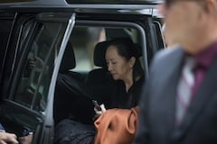 Meng Wanzhou (l), Finanzchefin von Huawei und Tochter des Konzerngrnders, bei ihrer Ankunft vor dem Obersten Gerichtshof von British Columbia. 