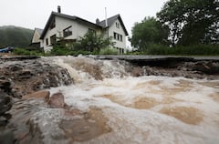 Hochwasseralarm: Wenn eine Strae zum reienden Fluss wird, sind auch die Telefonleitungen "weg".