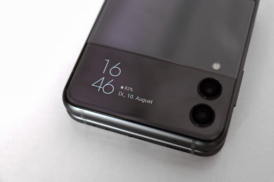 Das Galaxy Z Flip 3 5G hat ein greres Auendisplay als das Galaxy Z Flip 5G