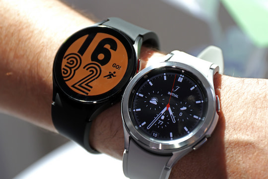 Samsung Galaxy Watch 4 (l.) und Samsung Galaxy Watch 4 Classic