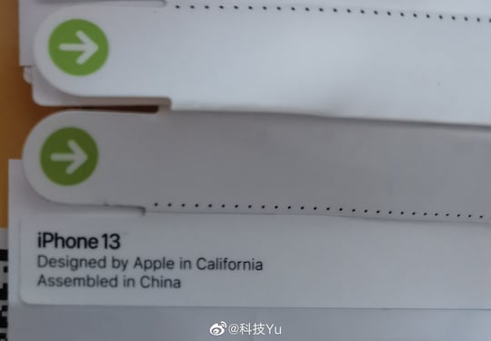 Produktbezeichnung iPhone 13 auf einem Sicherheitsaufkleber